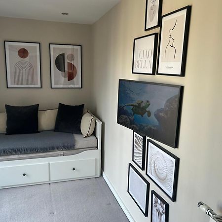 Cosy Bedroom In Luxury Apartment London Exterior foto