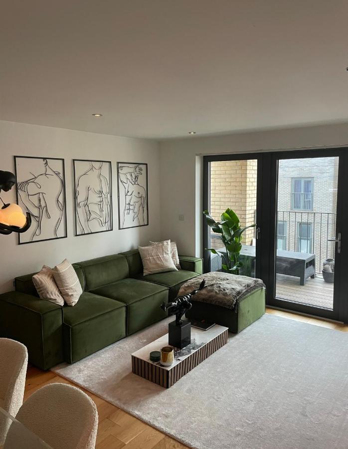 Cosy Bedroom In Luxury Apartment London Exterior foto
