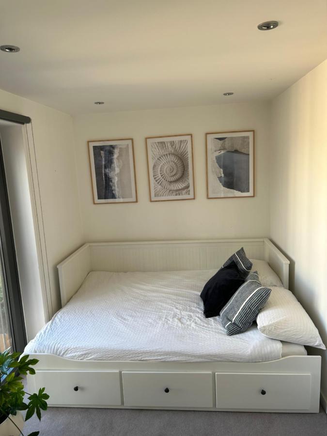 Cosy Bedroom In Luxury Apartment London Exterior foto